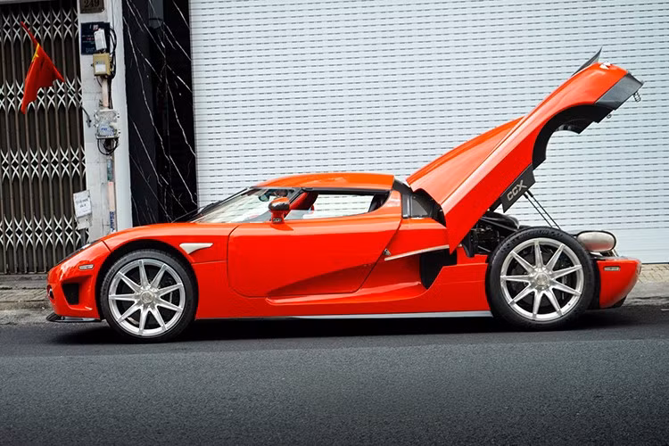 Chỉ có tổng cộng 30 xe Koenigsegg CCX được sản xuất trên toàn thế giới, chiếc siêu xe hypercar ở Việt Nam được nhập từ 1 đại lý siêu xe ở Dubai, đã ra biển số 15A của Hải Phòng.