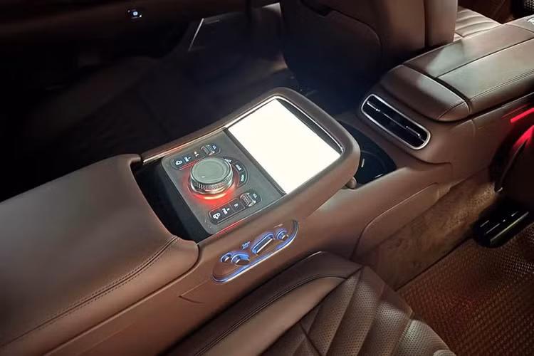 “Trái tim” của G90 là khối động cơ V6 3.5L tăng áp kép, công suất 375 mã lực, mô-men xoắn 530 Nm, kết hợp hộp số tự động 8 cấp và dẫn động 4 bánh toàn thời gian.