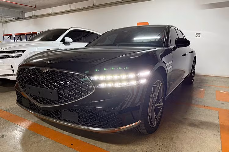 Sự xuất hiện của một chiếc xe sedan Genesis G90 thế hệ thứ hai trên thị trường xe sang tại Việt Nam đã nhanh chóng thu hút sự quan tâm của giới mê xe. Đây là mẫu sedan “đầu bảng” đến từ Hàn Quốc, vốn hiếm thấy tại nước ta, nay được rao bán với mức giá khoảng 6 tỷ đồng.