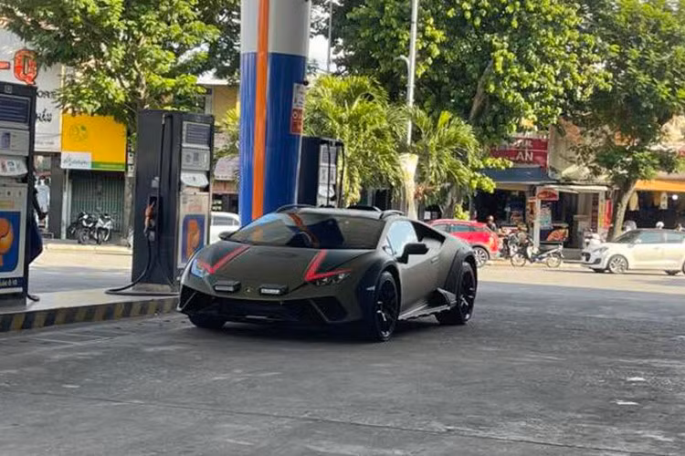 Và mới đây, giới mê xe tại Huế đã bắt gặp chiếc xe Lamborghini Huracan Sterrato này trong 1 trạm xăng, và cho thấy, chủ nhân của nó sở hữu bộ sưu tập siêu xe cực khủng bao gồm cả chiếc Porsche 918 Spyder, và 2 xe hypercar chưa lộ diện công khai.