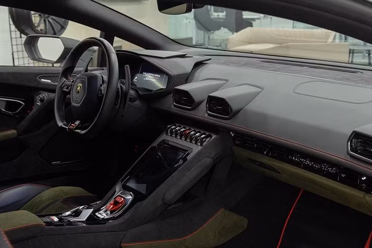 Khác với những người anh em của mình, Lamborghini Huracan Sterrato được tạo ra để chinh phục mọi cung đường, kể cả đèo núi. Cái tên Sterrato theo tiếng Ý có nghĩa là “bùn đất” và thiết kế của xe cũng được điều chỉnh cho mục đích off-road.