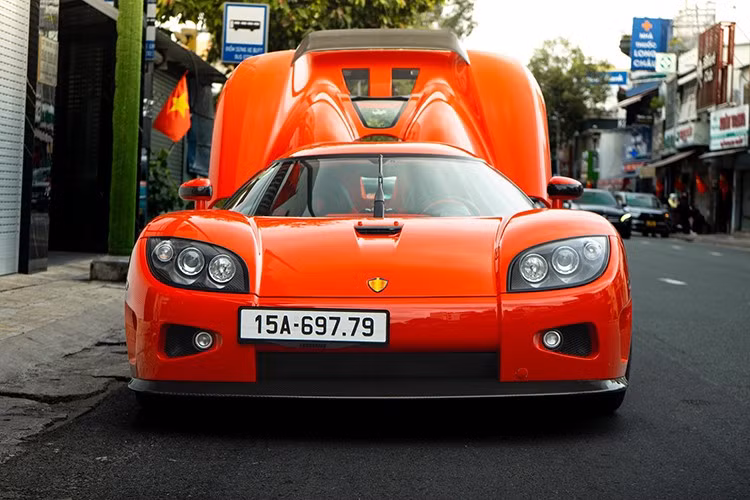 Mới đây, 1 người chuyên mua bán siêu xe ở Thành phố Hồ Chí Minh đã chia sẻ hình ảnh cầm lái chiếc siêu xe triệu đô Koenigsegg CCX ra đường, sau gần 2 tháng để trong showroom của mình.