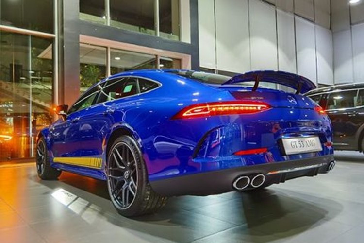 Mercedes-AMG GT 53 4Matic 2022 sở hữu động cơ 6 xi-lanh thẳng hàng, dung tích 3.0 lít, sản sinh công suất tối đa 435 mã lực và mô-men xoắn cực đại 520 Nm. Xe được trang bị hộp số tự động 9 cấp và hệ dẫn động 4 bánh toàn thời gian cùng công nghệ EQ Boost có thể cung cấp thêm 22 mã lực và 250 Nm ngay lập tức mà không có độ trễ.