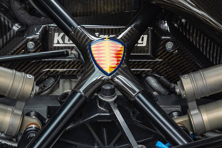 Koenigsegg CCX được trang bị động cơ nhôm V8 siêu nạp kép, dung tích 4.7 lít sản sinh công suất tối đa 806 mã lực và mô-men xoắn cực đại 920 Nm, kết hợp với hộp số sàn hoặc hộp số tuần tự 6 cấp.