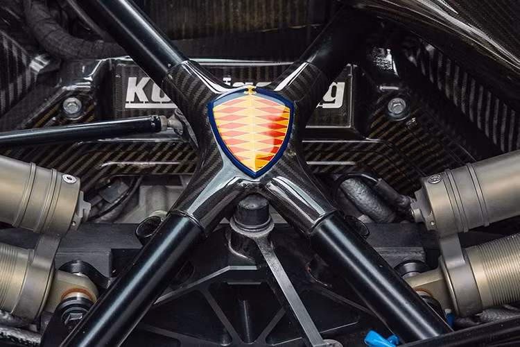 Koenigsegg CCX được trang bị động cơ nhôm V8 siêu nạp kép, dung tích 4.7 lít sản sinh công suất tối đa 806 mã lực và mô-men xoắn cực đại 920 Nm, kết hợp với hộp số sàn hoặc hộp số tuần tự 6 cấp.