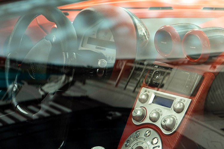 Vật liệu chính sử dụng trong cabin xe chủ yếu là sợi carbon và da cao cấp. Vô-lăng xe đơn giản không có nhiều phím bấm vật lý. Ghế ngồi thể thao có phần khung làm bằng chất liệu carbon, tựa đầu có logo Koenigsegg khâu thủ công.