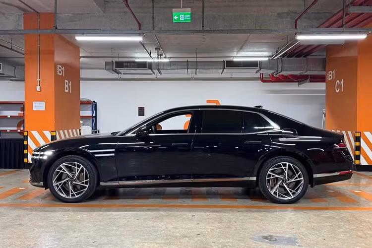 Mức giá này thậm chí còn cao hơn nhiều đối thủ châu Âu như Mercedes-Benz S 450 Luxury 4Matic (5,559 tỷ đồng) hay BMW 740i Pure Excellence (5,849 tỷ đồng). Trong khi đó, tại Mỹ, Genesis G90 có giá khởi điểm 92.700 USD (khoảng 2,34 tỷ đồng).