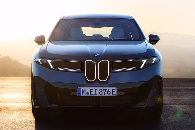 Phần thân xe nổi bật với các đường viền chữ nhật, chi tiết Hofmeister quen thuộc và những đường gân sắc sảo. Đuôi xe được thiết kế gọn gàng với đèn hậu ngang, kết hợp phần lõm tạo hiệu ứng thị giác đồng bộ với cánh gió trên nóc.