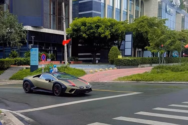 Dàn áo của Lamborghini Huracan Sterrato tại Việt Nam này thường thấy trên các dòng máy bay chiến đấu, cũng như từng là màu sơn thửa riêng cho dòng xe Avio, giới hạn 250 chiếc. Ngoài màu sắc đẹp mắt này ra, chiếc Lamborghini Huracan Sterrato này còn có nhiều chi tiết sơn đen.