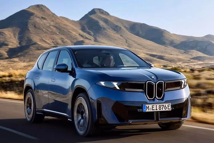 BMW xác nhận iX3 50 xDrive sẽ có mặt tại các đại lý ở Mỹ vào mùa hè năm 2026, với giá khởi điểm khoảng 60.000 USD (gần 1,6 tỷ đồng). Mẫu SUV điện này được kỳ vọng sẽ trở thành đối thủ đáng gờm trong phân khúc xe điện hạng sang toàn cầu.