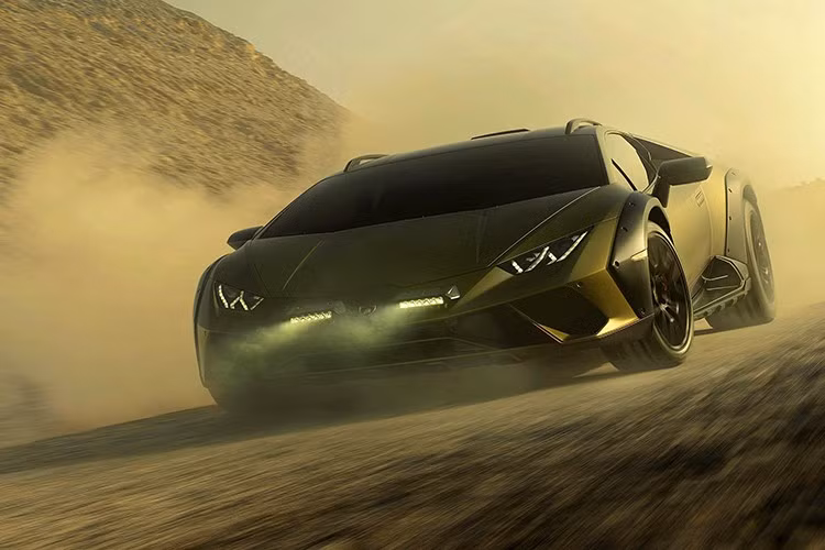 Thay đổi tiếp theo của Lamborghini Huracan Sterrato nằm ở hốc hút gió trên nắp khoang động cơ. Mục đích của trang bị này là để đất đá không thể lọt vào cổ hút và làm hỏng động cơ khi xe chạy tốc độ cao trên đường nhiều sỏi đá. Ngay cả bộ khuếch tán gió sau của xe cũng được điều chỉnh thiết kế để bảo vệ các te dầu động cơ, hộp số và những bộ phận khác.