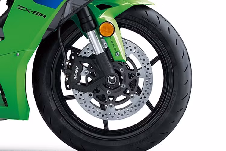 Kawasaki ZX-6R sử dụng khung nhôm dạng perimeter cùng với hệ thống treo gồm phuộc trước hành trình ngược và giảm xóc sau dạng tay đòn với lò xo đôi. Hành trình giảm xóc là 120 mm ở phía trước và 151 mm ở phía sau. Xe được trang bị bánh xe 17 inch với lốp không săm kích thước 120/70 và 180/55 lần lượt cho phía trước và sau.