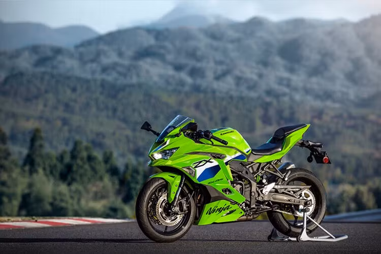 Kawasaki Ninja ZX-6R 2026 sẽ chỉ có duy nhất một tùy chọn màu sắc là xanh Lime Green. Tuy nhiên, điểm mới nằm ở bộ tem xe với đồ họa kết hợp các sọc màu xanh dương và trắng chạy dọc phần thân xe, tạo nên tổng thể hài hòa và tinh tế hơn. Mặt nạ trước cũng được bổ sung màu xanh dương nhẹ, giúp tạo điểm nhấn thị giác.