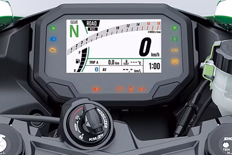 Phần mặt nạ xe được tạo hình nhiều lớp, kết hợp với hốc gió kiểu cánh gió và cánh gió cằm giúp tăng tính khí động học. Bên cạnh đó, xe còn có kính chắn gió thể thao, bình xăng tạo khối góc cạnh, yên xe tách rời thể thao, ống xả vểnh cao.