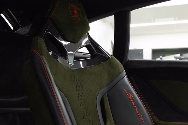 Cụ thể, gầm xe được nâng cao thêm 47 mm trong khi mũi xe được làm sắc thêm 1% và góc thoát tăng thêm 6,5%. Riêng khu vực đầu xe được mở rộng thêm 30 mm trong khi con số tương ứng của đuôi xe là 34 mm nhằm mang đến sự cân bằng và ổn định trong quá trình vận hành.