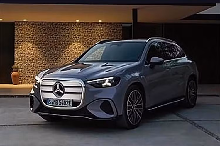 Ngay trước thềm ra mắt chính thức tại triển lãm Munich (IAA Mobility 2025), những hình ảnh đầu tiên về ngoại thất của Mercedes GLC EV hoàn toàn mới đã bất ngờ xuất hiện trên mạng, thu hút sự chú ý lớn từ giới mê xe.