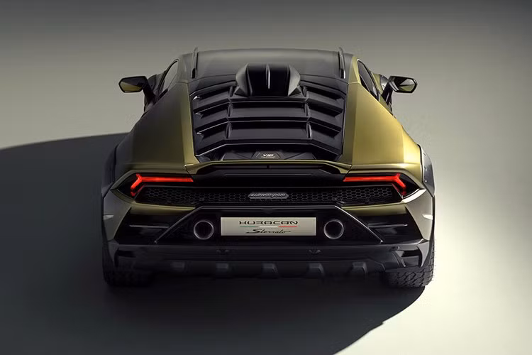 Ngoài ra, ốp cua lốp còn được lắp bằng bu lông lộ ra ngoài, tạo cảm giác hầm hố hơn cho mẫu siêu xe chuyên chạy địa hình này. Chưa hết, Lamborghini Huracan Sterrato còn được trang bị bộ vành la-zăng 19 inch, đi kèm lốp runflat Bridgestone Dueler AT002 phát triển dành riêng cho xe.