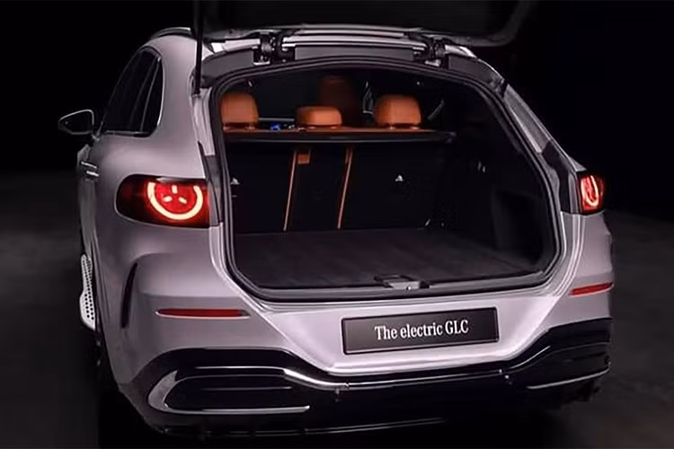 Màn hình đơn thực thụ trên GLC EV 2026 được xem là lớn nhất mà Mercedes-Banez từng trang bị cho xe thương mại, với kích thước lên tới 39,1 inch, tích hợp cụm đồng hồ kỹ thuật số và hệ thống giải trí.