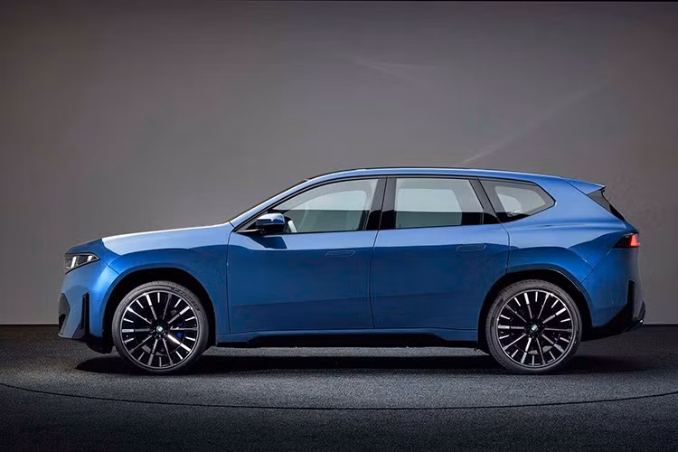 BMW iX3 2026 sở hữu kích thước dài 4.783 mm, rộng 1.895 mm, cao 1.636 mm và trục cơ sở 2.898 mm, lớn hơn thế hệ trước cả về chiều dài lẫn trục cơ sở. Thiết kế đầu xe gây ấn tượng với lưới tản nhiệt hình quả thận đặt dọc và cụm đèn pha kép lấy cảm hứng từ những mẫu BMW cổ điển như 2002 Series.