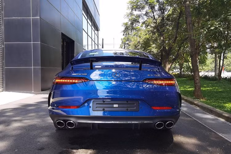 So với thời điểm ra mắt, tổng mức giảm hiện đã lên tới gần 3 tỷ đồng (tương đương 1 chiếc xe Mercedes-Benz GLC300 mới), con số phản ánh rõ áp lực thanh khoản của dòng xe hạng sang này trên thị trường.