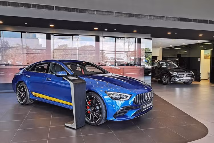 Nhờ đó, coupe hạng sang 4 cửa Mercedes-AMG GT 53 4Matic bản nâng cấp giữa vòng đời có khả năng tăng tốc từ vị trí xuất phát lên 100 km/h chỉ trong vòng thời gian 4,5 giây trước khi đạt vận tốc tối đa được giới hạn điện tử ở con số 285 km/h.