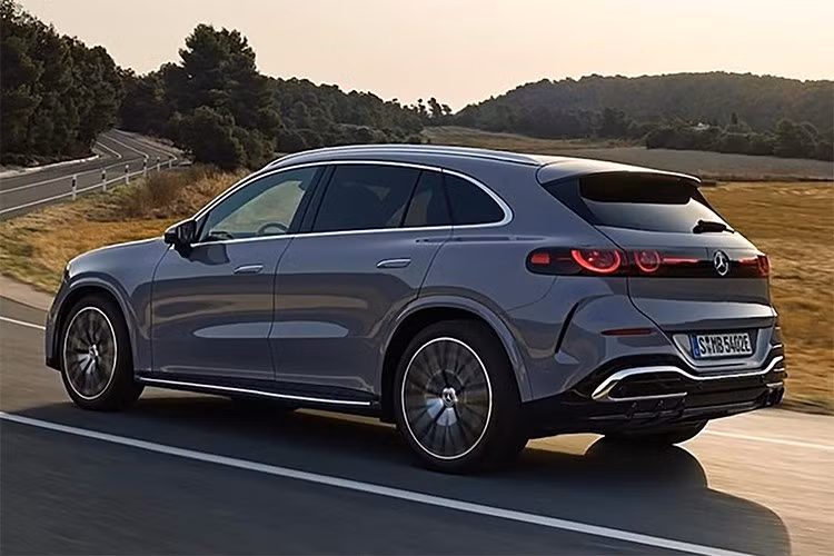 Mercedes GLC EV 2026 mới cũng chính là mẫu SUV điện được kỳ vọng sẽ cạnh tranh trực diện với BMW iX3 thế hệ mới. Dựa vào những bức ảnh rò rỉ, sự thay đổi rõ rệt nhất nằm ở phần đầu xe.