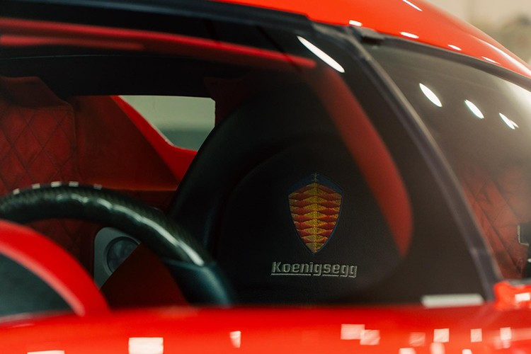 Xe sử dụng bộ mâm đa chấu sơn bạc. Ngoại thất xe kết hợp giữa hai tông màu đỏ và đen, trong đó có nhiều chi tiết làm từ chất liệu carbon. Phần mui xe có thể đóng/mở trực tiếp bằng tay. Nội thất chiếc Koenigsegg CCX duy nhất Việt Nam là hai màu đỏ - đen đồng bộ với ngoại thất.