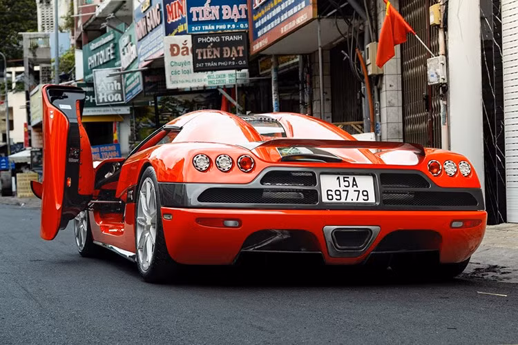 Sự xuất hiện của bom tấn Koenigsegg CCX đẳng cấp đến từ Thụy Điển hiện đang là mẫu hypercar "độc nhất, vô nhị" trên đường phố Việt đã nhanh chóng thu hút sự quan tâm của giới mê xe.