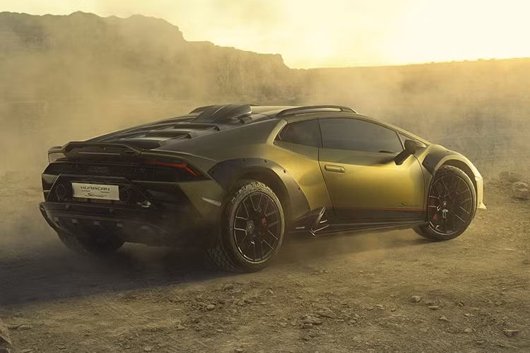 "Trái tim" của Lamborghini Huracan Sterrato là khối động cơ xăng V10, hút khí tự nhiên, dung tích 5.2L, sản sinh công suất tối đa 610 mã lực và mô-men xoắn cực đại 560 Nm. Động cơ này kết hợp với hộp số tự động ly hợp kép 7 cấp và hệ dẫn động 4 bánh toàn thời gian.