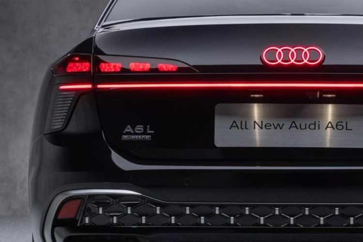 Các chi tiết kim loại cũng kéo dài vào cụm đèn pha, giúp phần đầu xe trông tinh xảo hơn. Ở phía dưới, các hốc hút gió trên cản trước được trang trí bằng những chi tiết giả nhôm, kéo dài dọc theo sườn và bao quanh khu vực khuếch tán gió phía sau.