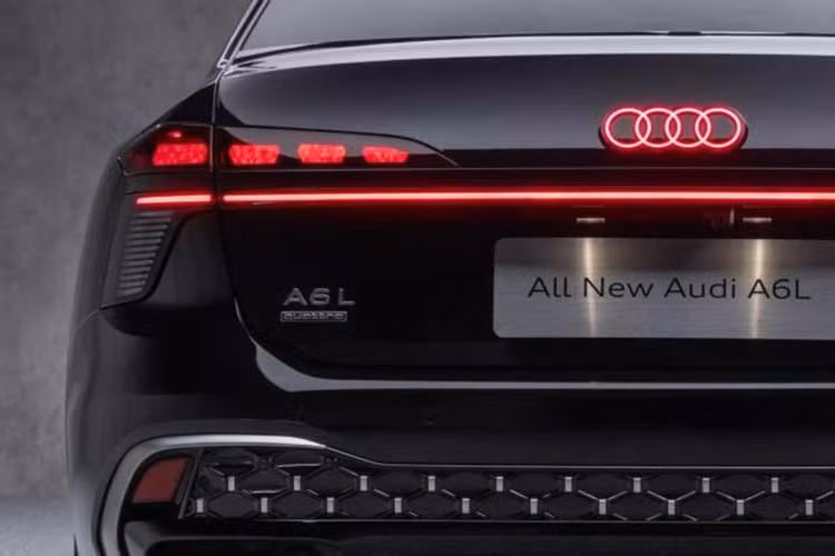 Các chi tiết kim loại cũng kéo dài vào cụm đèn pha, giúp phần đầu xe trông tinh xảo hơn. Ở phía dưới, các hốc hút gió trên cản trước được trang trí bằng những chi tiết giả nhôm, kéo dài dọc theo sườn và bao quanh khu vực khuếch tán gió phía sau.