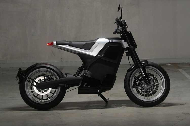 Xe đạt tốc độ tối đa 120 km/h, phù hợp cho cả môi trường đô thị lẫn các tuyến đường ngoại ô ngắn. Hệ thống điều khiển trên xe môtô điện DAB 1 2026 cung cấp năm chế độ lái gồm Eco, Street, Sport, Nitrous và Reverse.