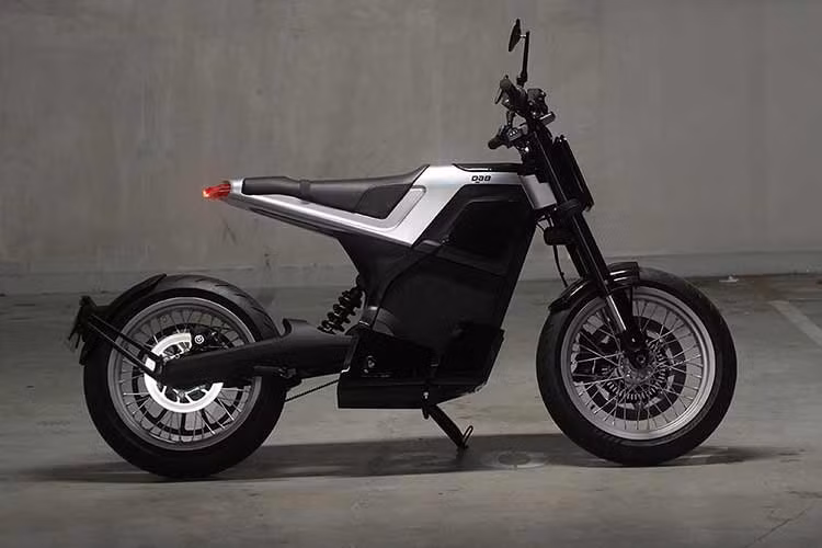 Xe đạt tốc độ tối đa 120 km/h, phù hợp cho cả môi trường đô thị lẫn các tuyến đường ngoại ô ngắn. Hệ thống điều khiển trên xe môtô điện DAB 1 2026 cung cấp năm chế độ lái gồm Eco, Street, Sport, Nitrous và Reverse.