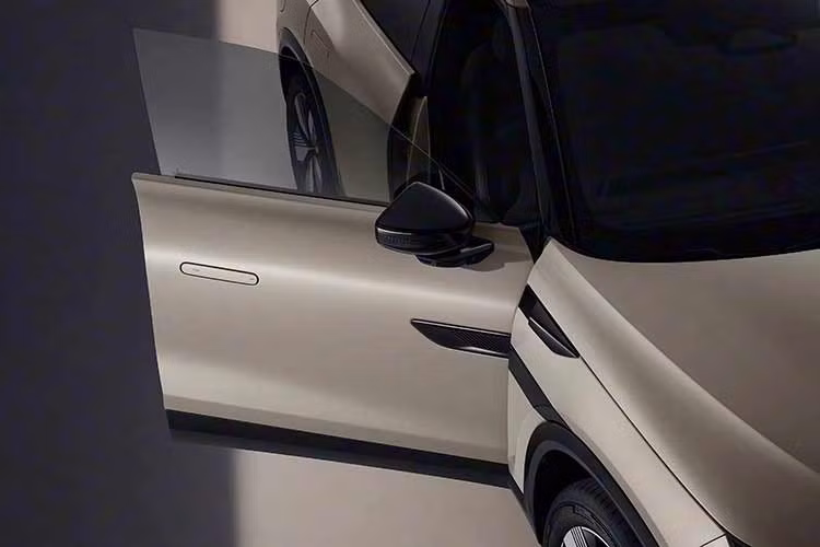 Tiếp đến là cột A sơn đen tạo hiệu ứng nóc lơ lửng, giá nóc, tay nắm cửa ẩn và bộ mâm hợp kim với chấu dày dặn. Mâm kích thước lớn hơn và cùm phanh màu là trang bị tùy chọn của xe. Ở phía sau, ID.Unyx 08 được trang bị cụm đèn hậu mỏng và logo Volkswagen phát sáng màu đỏ đặc trưng.