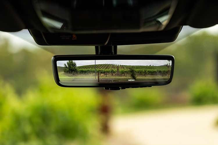 Bản tiêu chuẩn ES sử dụng ghế bọc vải màu đen. Phiên bản Aspire dùng chất liệu microsuede kết hợp vật liệu tổng hợp Granlux. Bản Exceed được trang bị ghế da chần màu đen hoặc xám nhạt, trong khi Exceed Tourer sử dụng da bán aniline màu nâu Brick Brown cao cấp. Ngoài ra, xe còn có hệ thống âm thanh cao cấp Dynamic Sound Yamaha và khả năng cách âm được cải thiện.