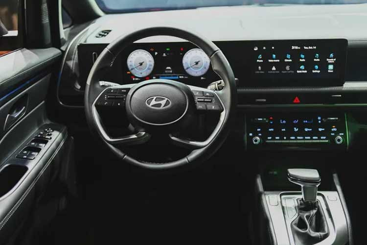 Bên trong cabin, Stargazer 2026 mới được cho là sẽ có những nâng cấp đáng chú ý. Một số hình ảnh rò rỉ trước đó cho thấy xe có thể sử dụng cụm màn hình kép cho bảng đồng hồ và hệ thống giải trí, đồng thời bổ sung thêm các tính năng hỗ trợ lái tiên tiến thuộc gói an toàn ADAS.