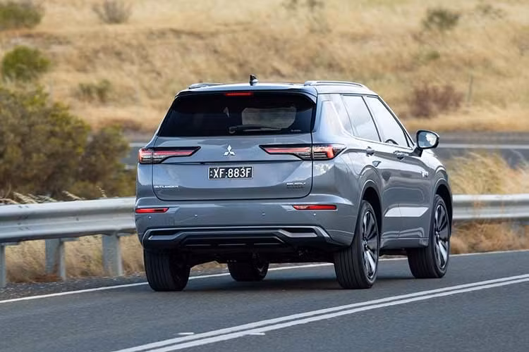 Outlander PHEV 2026 sử dụng hệ truyền động plug-in hybrid kết hợp động cơ xăng 2.4L với hai mô-tơ điện, đi kèm bộ pin lithium-ion dung lượng 22,7 kWh. có khả năng di chuyển thuần điện tối đa 86 km theo chuẩn WLTP và có thể đạt tới 103 km theo chu trình NEDC. Khi pin được sạc đầy, mức tiêu thụ nhiên liệu kết hợp của xe chỉ khoảng 1,5 lít/100 km theo chuẩn WLTP.