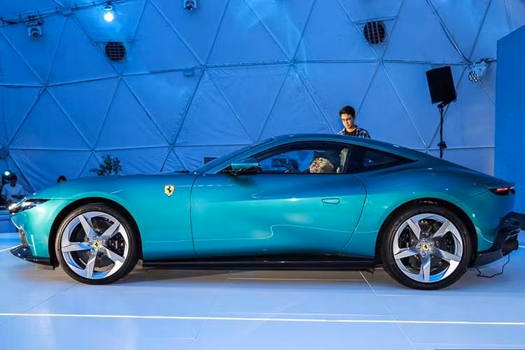 Về ngoại hình, Ferrari Amalfi 2026 vẫn giữ phong cách cổ điển của dòng grand tourer dạng hình nêm với cấu hình 2+2 chỗ ngồi, nhưng được tinh chỉnh đậm chất hiện đại dành cho những khách hàng muốn tận hưởng cảm giác lái thể thao với sự cân bằng giữa cảm giác phấn khích và khả năng sử dụng hàng ngày.