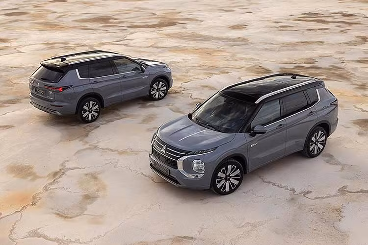 Tất cả các phiên bản Outlander PHEV tại Australia đều được trang bị hệ dẫn động bốn bánh tiêu chuẩn. Mức giá xe từ 58.990 AUD (khoảng 42.210 USD - 1,99 tỷ đồng) cho phiên bản ES cấu hình 5 chỗ. Phiên bản Aspire 7 chỗ được niêm yết từ 66.790 AUD (khoảng 47.790 USD - 1,24 tỷ đồng). Hai phiên bản cao cấp hơn là Exceed và Exceed Tourer (đều cấu hình 5 chỗ) có giá lần lượt từ 51.260 USD và 53.300 USD (1,335 - 1,388 tỷ đồng).