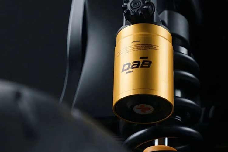 Khung xe sử dụng khung thép ống dạng double-cradle kết hợp với khung phụ dạng trellis bằng thép, trong khi gắp sau được chế tạo từ nhôm đúc nhằm tối ưu độ cứng và giảm khối lượng. Hệ thống treo trước là phuộc USD Kayaba đường kính 46 mm với hành trình 100 mm, trong khi phía sau sử dụng giảm xóc trung tâm có khả năng điều chỉnh preload.