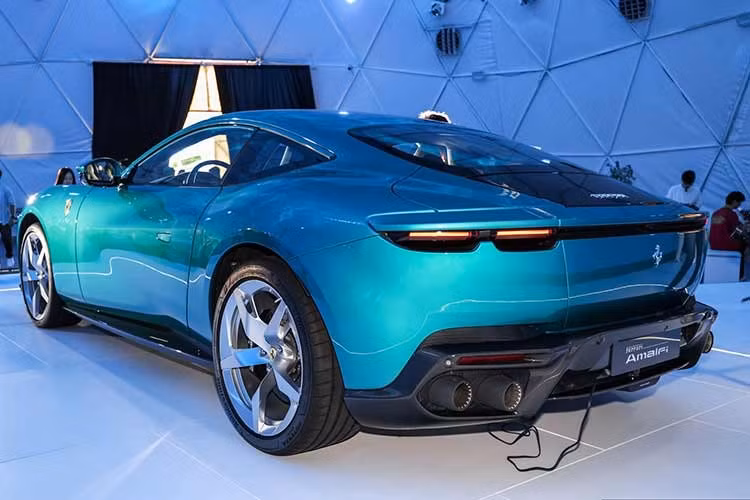 Phần đầu xe gây ấn tượng với đèn pha thiết kế dạng móc câu tương tự "đàn anh" Purosangue và dải ốp màu đen nối liền hai cụm đèn gợi nhớ đến 12Cilindri. Xe không được trang bị lưới tản nhiệt truyền thống, tạo nên diện mạo tối giản và tinh tế hơn.