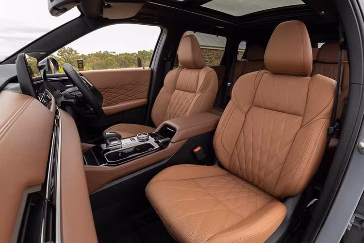 Trên các phiên bản từ Exceed trở lên, ghế trước còn được trang bị tính năng làm mát – lần đầu xuất hiện trên Outlander PHEV. Ghế trước có sưởi và vô-lăng sưởi được trang bị từ bản Aspire, trong khi bản Exceed Tourer còn bổ sung ghế sưởi cho hàng ghế thứ hai. Tùy từng phiên bản, Outlander PHEV được trang bị nhiều chất liệu nội thất khác nhau.