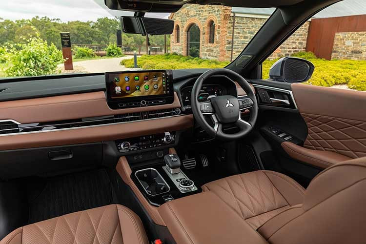 Khoang nội thất của xe cũng được nâng cấp với bảng điều khiển trung tâm thiết kế mới, cải thiện tính công thái học và tăng không gian chứa đồ. Hàng ghế thứ hai được bổ sung lớp đệm mới và phần tựa lưng kéo dài nhằm mang lại sự thoải mái hơn cho hành khách.