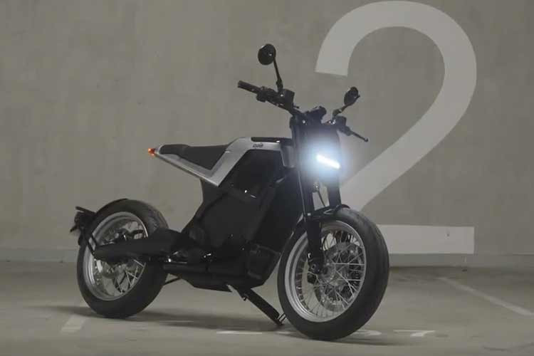 Xe không sử dụng ổ khóa cơ truyền thống mà khởi động thông qua mã PIN điện tử, mang tính bảo mật cao hơn. Một điểm nhấn đáng chú ý khác là giá đỡ điện thoại CNC tích hợp, được phát triển cùng hãng phụ kiện Quad Lock, cho phép người lái sử dụng điện thoại để điều hướng hoặc kết nối trong quá trình di chuyển. Bộ sản phẩm giao kèm xe bao gồm cáp sạc và hộp dụng cụ Bosch chuyên dụng.