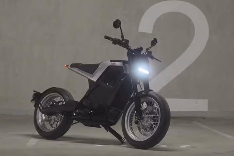 Xe không sử dụng ổ khóa cơ truyền thống mà khởi động thông qua mã PIN điện tử, mang tính bảo mật cao hơn. Một điểm nhấn đáng chú ý khác là giá đỡ điện thoại CNC tích hợp, được phát triển cùng hãng phụ kiện Quad Lock, cho phép người lái sử dụng điện thoại để điều hướng hoặc kết nối trong quá trình di chuyển. Bộ sản phẩm giao kèm xe bao gồm cáp sạc và hộp dụng cụ Bosch chuyên dụng.