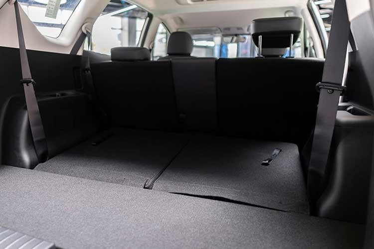 Hyundai Stargazer thế hệ hiện tại được nhiều người dùng khen là đầm, chắc và khoang hành khách trong nhóm rộng nhất phân khúc, nhưng thế hệ đầu tiên chưa có sự đột phá về doanh số bán ra trên thị trường, một phần cũng về kiểu dáng “phi thuyền” gây tranh cãi của chiếc xe này.