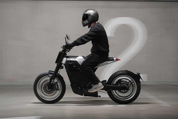 Với khối lượng chỉ 145 kg, DAB 1 thuộc nhóm môtô điện nhẹ trong phân khúc. Tổng tải trọng tối đa của xe đạt 288 kg. Kích thước tổng thể gồm chiều dài 2.010 mm, chiều rộng 821 mm và chiều cao 1.164 mm, cho thấy thiết kế tương đối gọn gàng. Chiều cao yên có thể điều chỉnh từ 800 đến 880 mm thông qua bộ điều chỉnh độ cao yên (Seat Height Kit) tùy chọn, đồng thời yên xe được thiết kế đủ không gian cho cả người lái và hành khách.