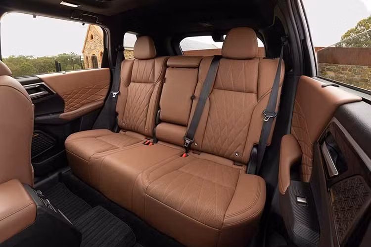 Về trang bị, phiên bản ES đi kèm màn hình giải trí trung tâm 12,3 inch, điều hòa tự động, khởi động động cơ từ xa, các dịch vụ kết nối xe, hệ thống đèn LED, mâm hợp kim 18 inch, camera lùi và khả năng kết nối smartphone không dây. Bản Aspire được bổ sung sạc không dây, thêm các công nghệ an toàn và bộ mâm 20 inch.