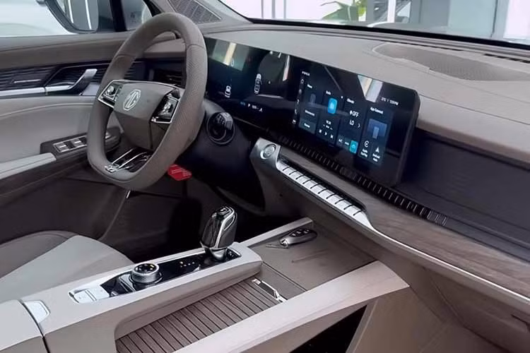 Ngay cả khi dựng đủ cả 7 ghế, khoang hành lý của mẫu SUV này vẫn đạt dung tích 332 lít. Khi gập hàng ghế thứ 3, dung tích cốp tăng lên hơn 1.000 lít. Sức mạnh của xe đến từ hệ truyền động quen thuộc của thương hiệu MG.