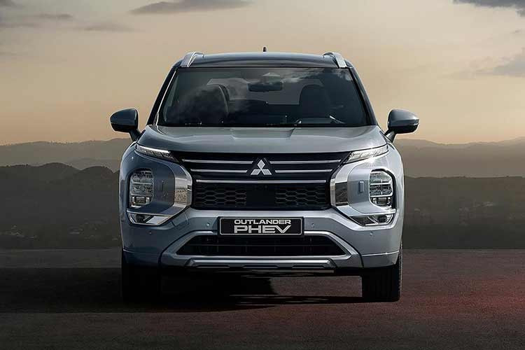 Phiên bản Exceed của Mitsubishi Outlander PHEV 2026 có thêm bàn đạp nhôm, gương chiếu hậu không viền và ghế trước làm mát. Trong khi đó, Exceed Tourer được trang bị hệ thống âm thanh nâng cấp, chức năng massage cho ghế lái và ghế hành khách phía trước cùng nhiều tiện nghi khác.
